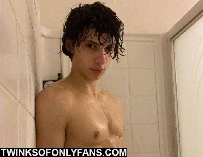 Cjclarkofficial is an amazing supertwink here he shows cock showers and flexes